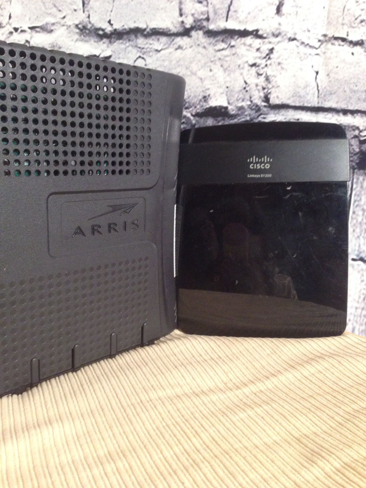 Cisco E1200 And Arris Tele Modem Bundle