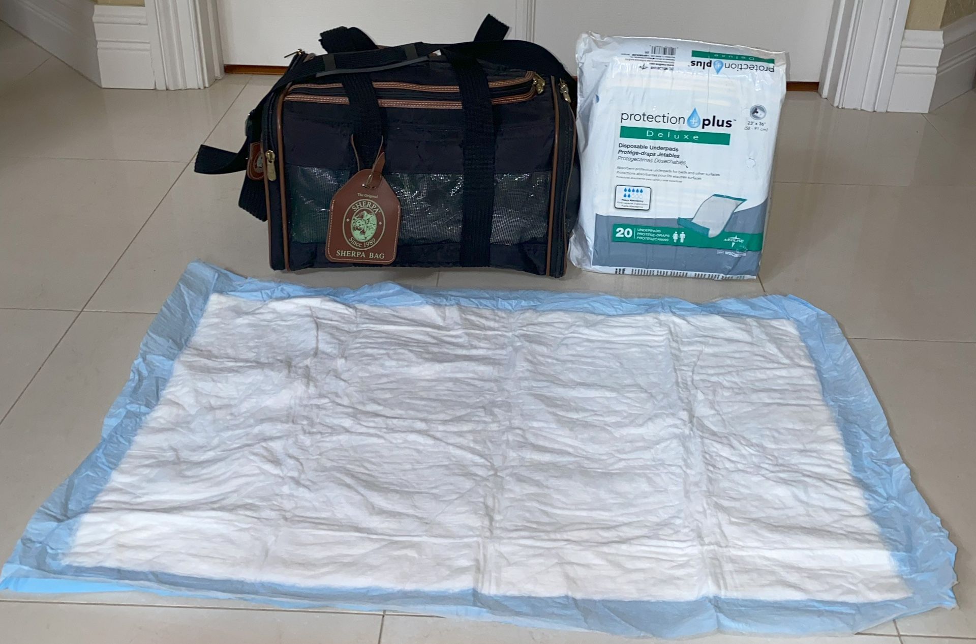 SHERPA ORIGINAL DELUXE TRAVEL BAG PET CARRIER MEDIUM SIZE FOR DOGS AND CATS + FREE DELUXE DISPOSABLE UNDERPADS