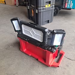 Milwaukee
M12 12-Volt Lithium-Ion Cordless PACKOUT Flood Light w/USB Charging