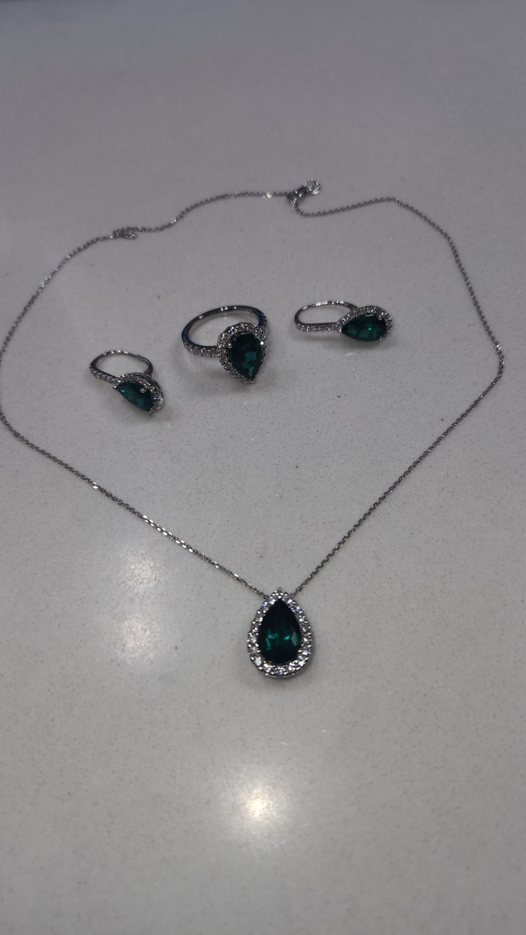 14kt white gold and Emerald set of Ring, Earing and Necklace