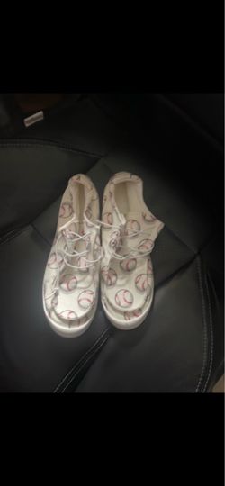 Size 8 woman’s baseball shoes
