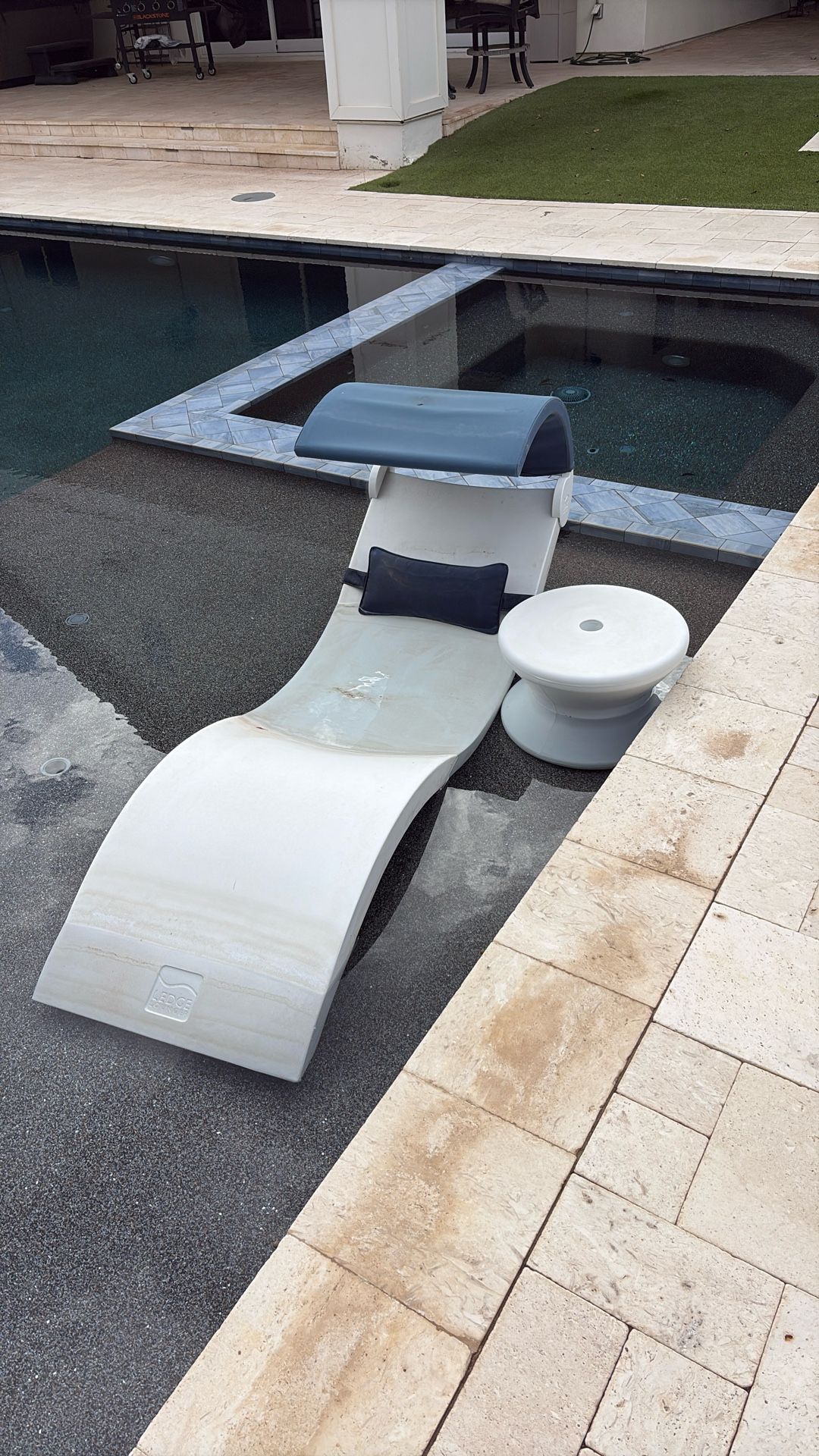 Ledge lounger, Table And Umbrella