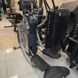 Star Trac Elliptical Gym Equipment Exercise Fitness Cardio