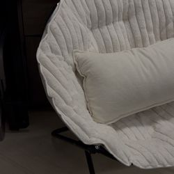 foldable off-white lounge chair