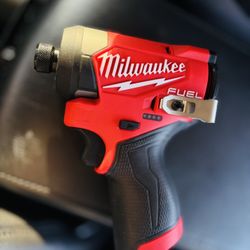 (Milwaukee) Fuel M 12 Impact