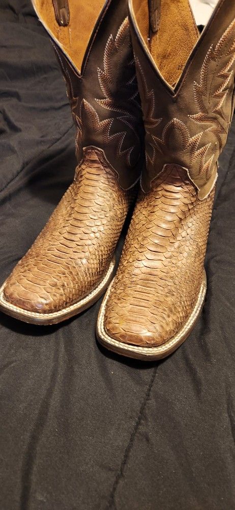 Chocolate Brown Cobra Skin Boots/Botas de Cobra Color Chocolate