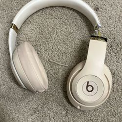 Beats Studio3 Wireless + Case – Works Great (Broken Hinge / Needs Repair)