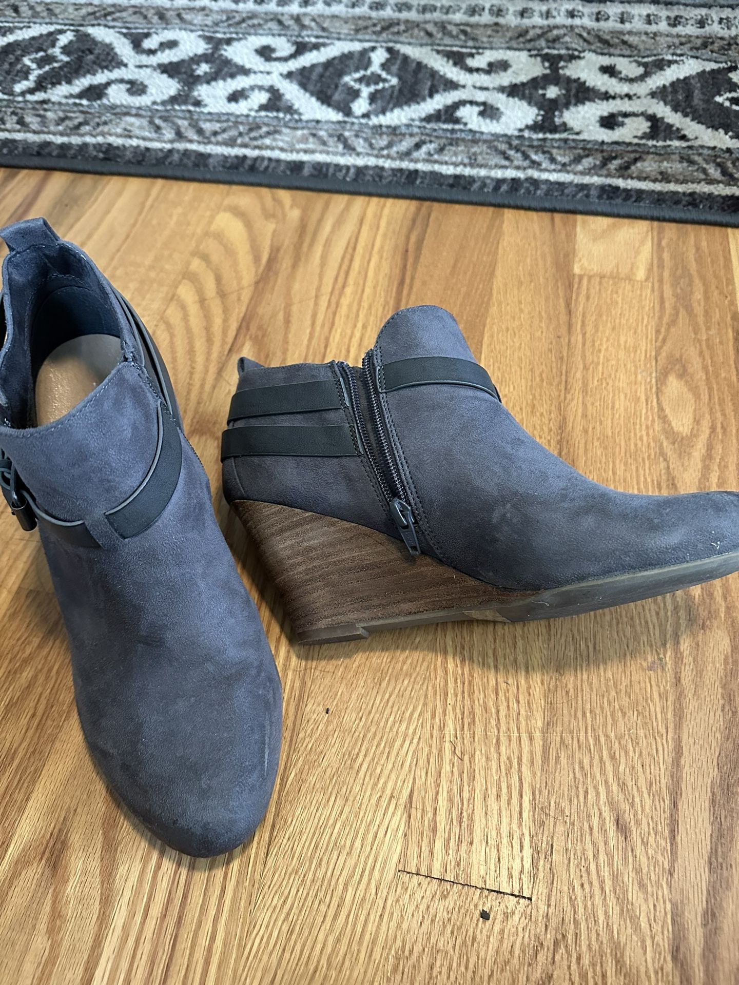 Women’s grey Booties