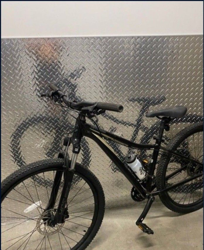 Cannondale Mountain Bike Size Adult Small Wheels 27.5 Multiple Speeds Disc Brakes