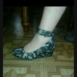 New. Shoes Size 9.