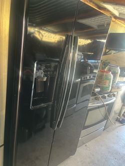 Ge Refrigerator black everything worked good