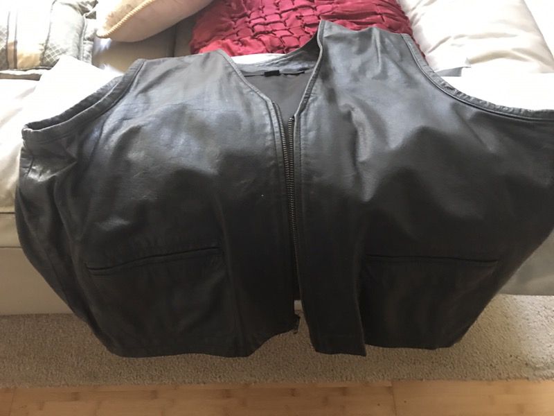 Leather vest XL with Harley emblem on back.