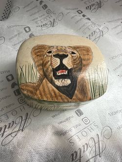 VTG Paper Mache wooden hand painted Lion in grass trinket box made India