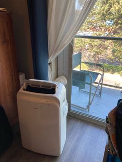 Portable AC unit with sliding door kit