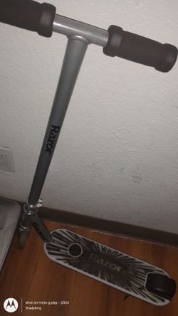 Razor Color Rave electric scooter 7.5 mph