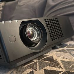 Panasonic PT-VMZ82B 8000-Lumen WUXGA Laser 3LCD Projector