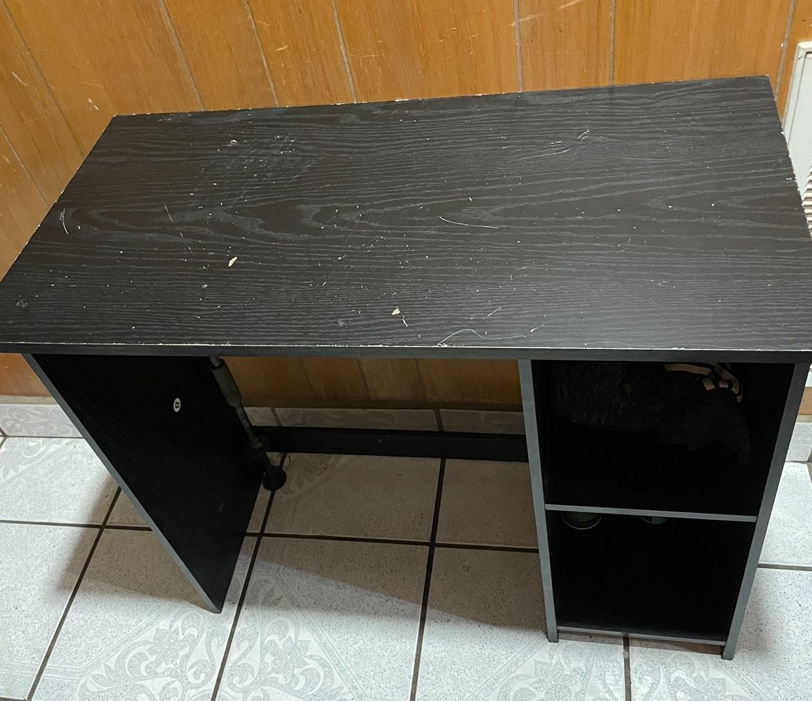 Desk (largo/long 2f-31in/high/alto 2f-29in/wide/ancho 1f-15 1/2)