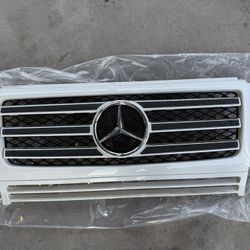 MERCEDES BENZ G550 COMPLETE UPPER GRILLE ASSEMBLY WHITE  WERY GOOD CONDITION LIKE NEW