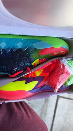 Basketball shoes