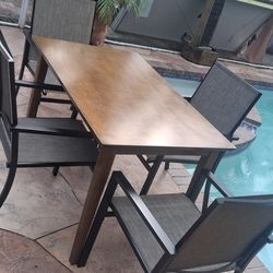 Beautiful 😍 Table & Chairs 4 indoor Outdoor
Great for covered areas pool deck patio balcony kitchen