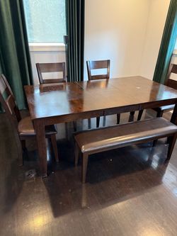 Dining room extendable table