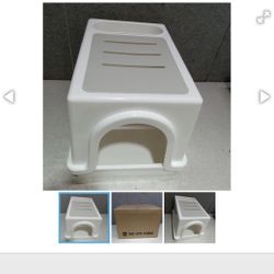 Plastic litter box