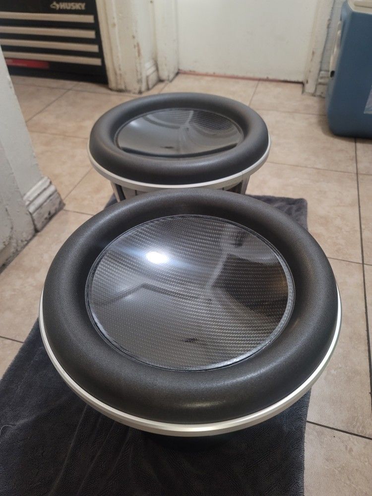 2 JL Audio 13w7 Subwoofer With Carbon Fiber Looking Dustcap