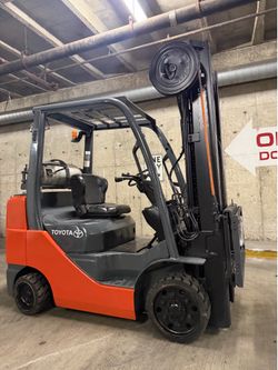TOYOTA M8 forklift, latest model 6600 lb,3 stage, side shift