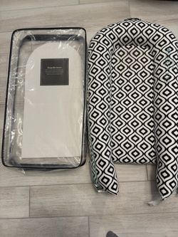 Great condition dockatot deluxe plus infant lounger with carry case