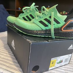 Boys Adidas Ultraboost  Sneakers Size 4 1/2 