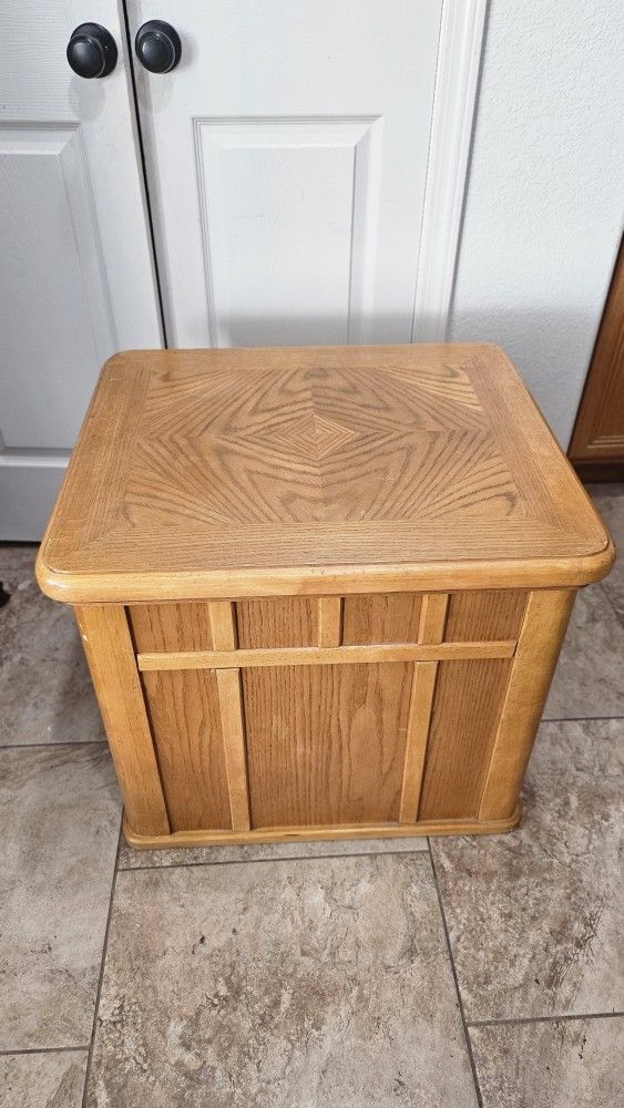 SOLID WOOD END TABLE 