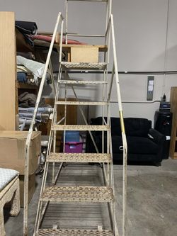 Aisle stairs