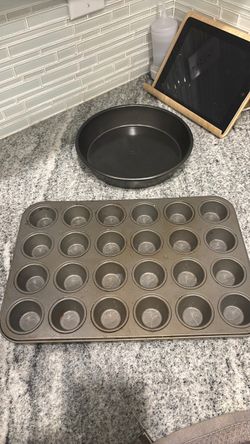 Oven cooking pans: mini muffin and pie