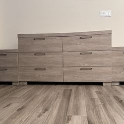 Stylish Grey/Beige Dresser Set: Perfect Addition to Your Bedroom!