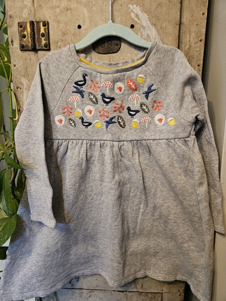 Mini boden sweatshirt dress
Size 3-4