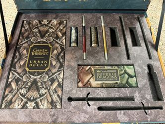 New Urban Decay Game of thrones make Up . Eyeshadow,eye liner,lipstick, highlighter / cosmetics 