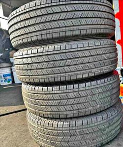 225 60 18 Michelin tires Con 80% de Vida Las 4