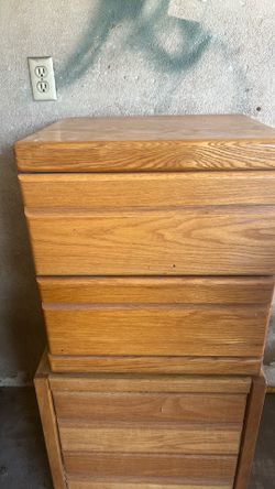 2 matching nightstand dressers