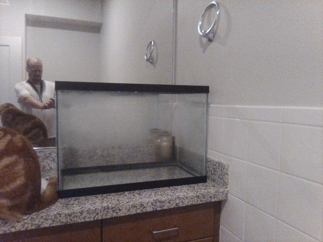 Fish Tank About 28 In Long 14 To 15 Wide 14in Deep