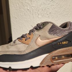 Woman's Air max size 7