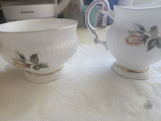 Elizabethan sugar bowl and creamer