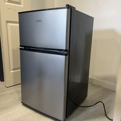 Midea Mini-Fridge
