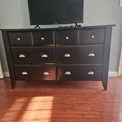 Dresser And 2 Nightstands