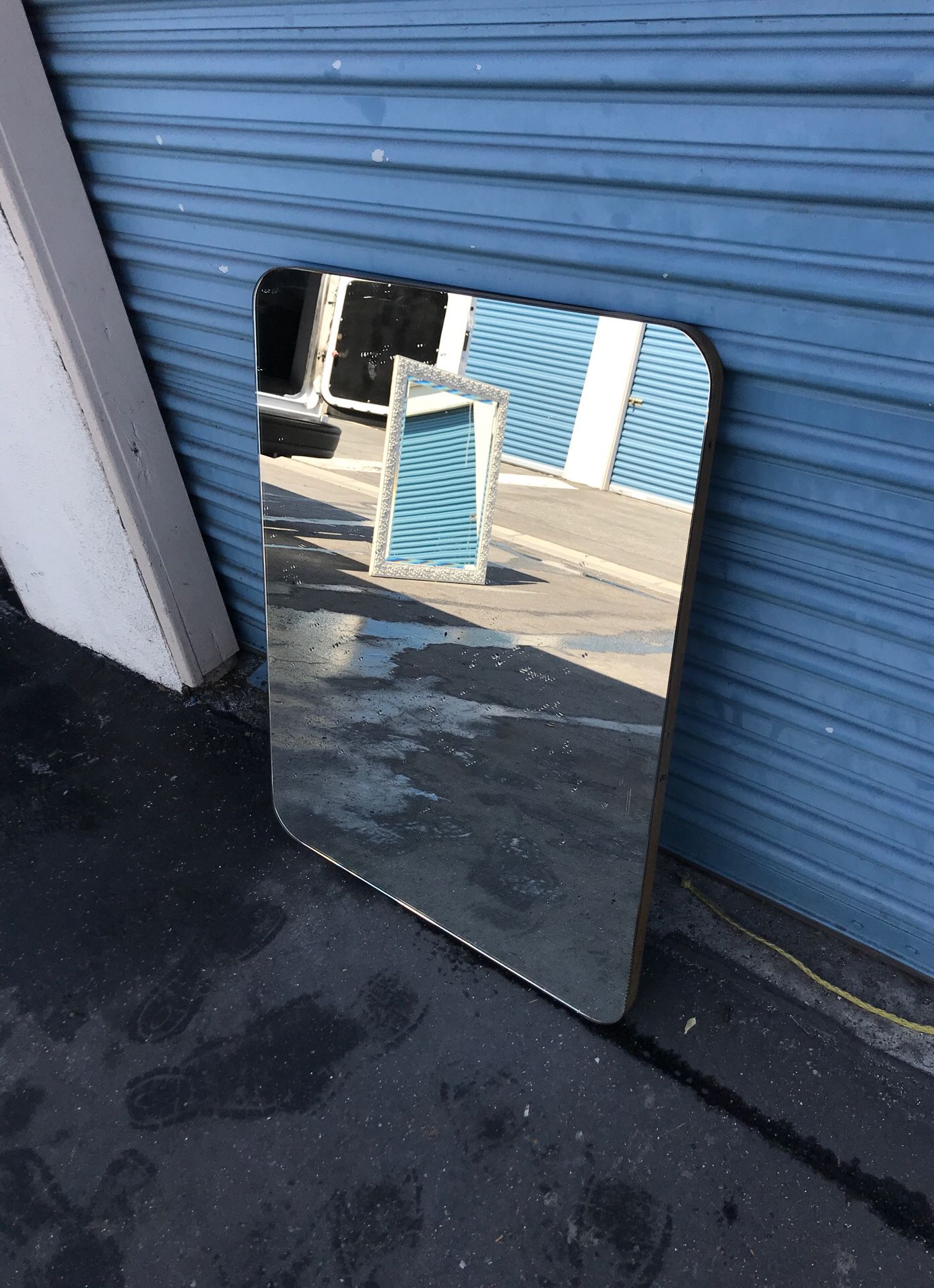 25 1/2” x33 1/2” beautiful oval mirror good condition