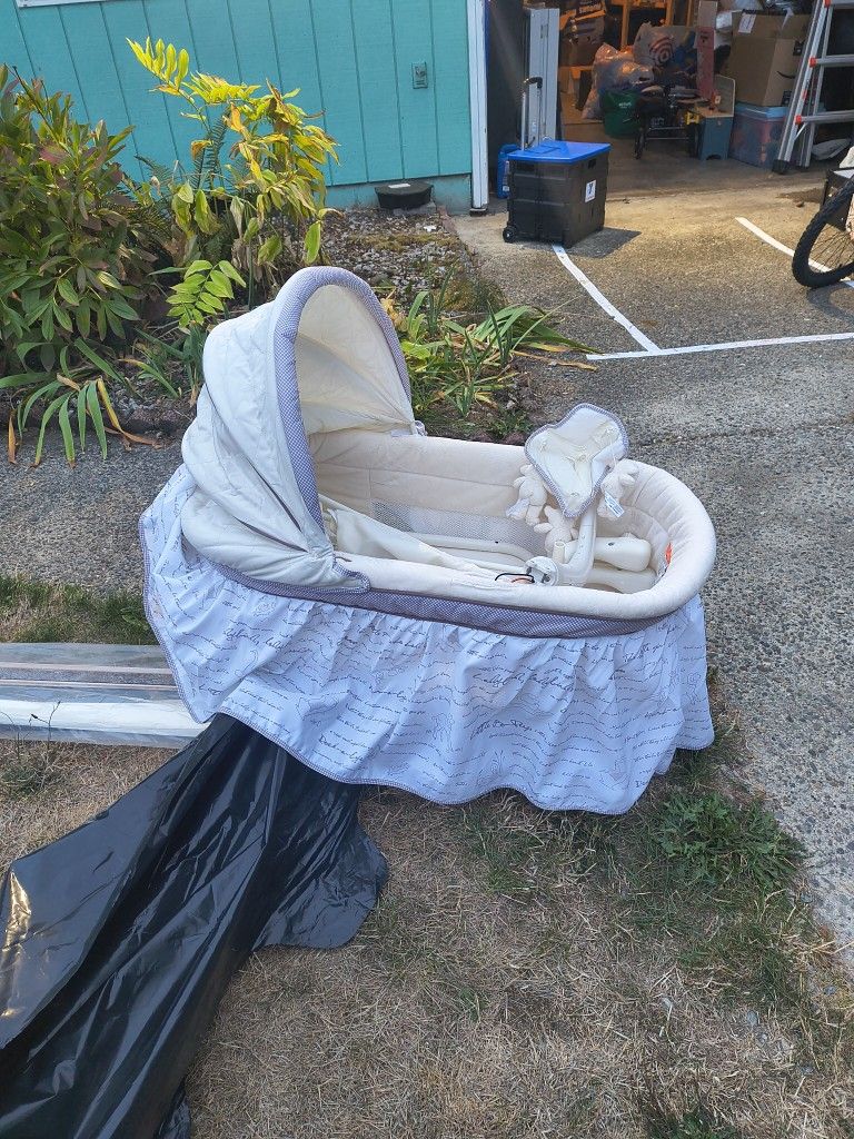 Simmons Kids Slumber Time Elite Gliding Bassinet 