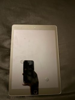Apple iPad 9th Generation – Excellent Condition – Includes Clear Case