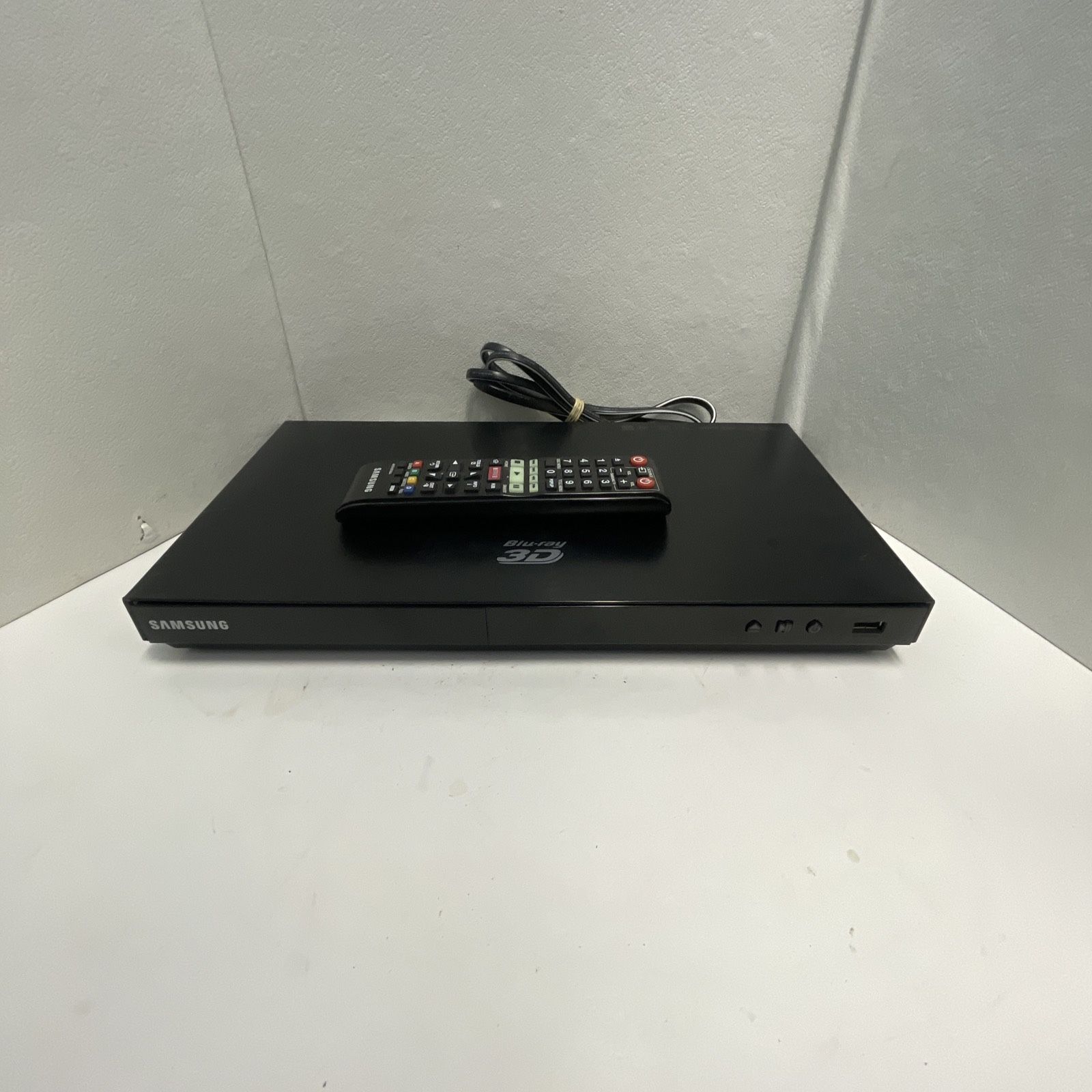 Samsung 3D Blu-Ray Disc DVD Player Model BD-E5900 with Remote - Tested