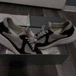 10.5 BLACK AND WHITE PRADAS,HMU