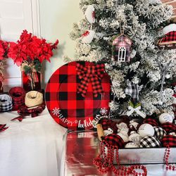 Warm, cozy buffalo check + holiday red — ready for tree + table styling. 🎁🔥 