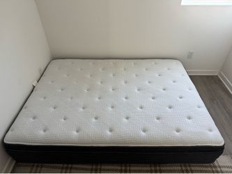 Queen size mattress Clean & Comfortable